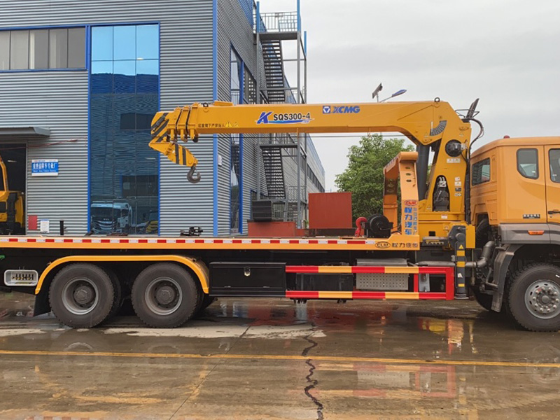 中國重汽帶吊清障車(chē)