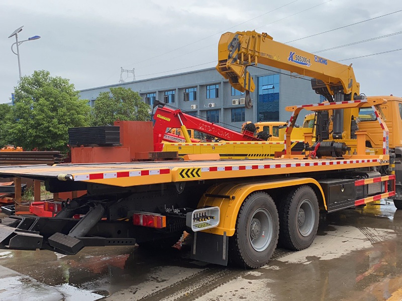 中國重汽帶吊清障車(chē)