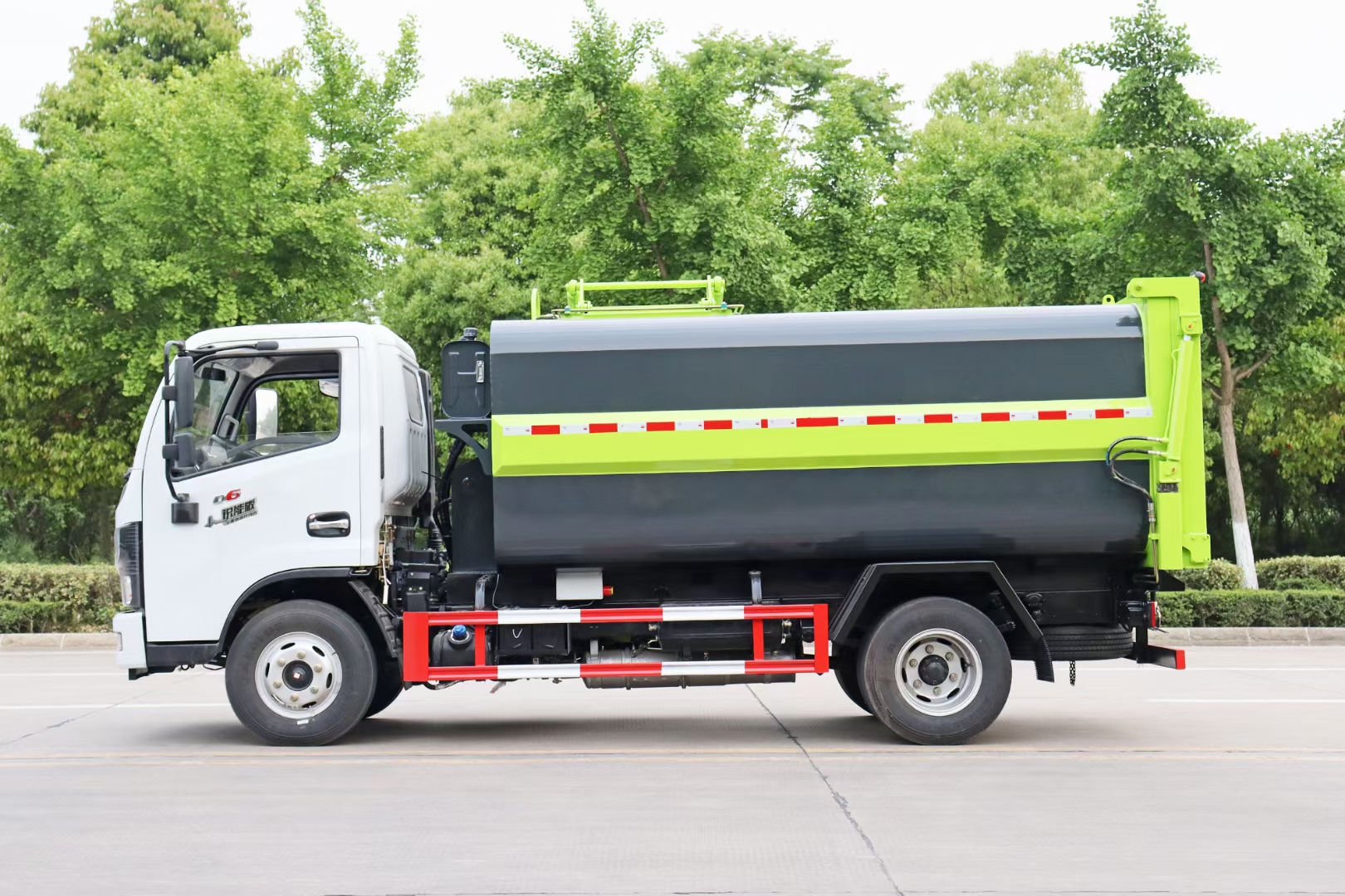 東風(fēng)小多利卡7方側裝掛桶壓縮垃圾車(chē)