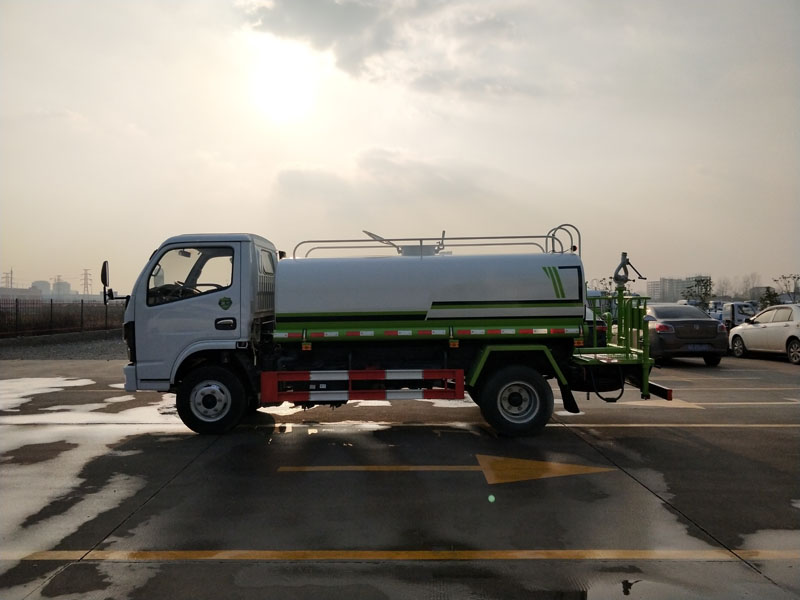 國六5方東風(fēng)灑水車(chē)