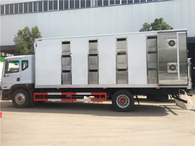 東風(fēng)D9駕駛室6米畜禽運輸車(chē)