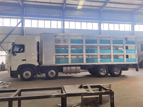 重汽國六9.6米畜禽運輸車(chē)