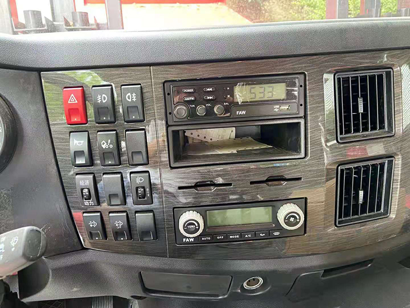 國六解放J6L牌前四后四平板運輸車(chē)