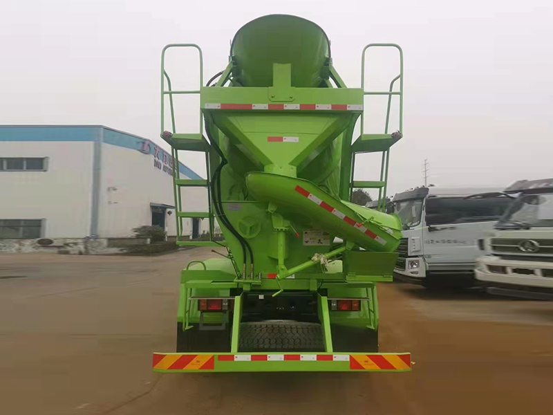 重汽豪曼國六后八輪8方攪拌車(chē)