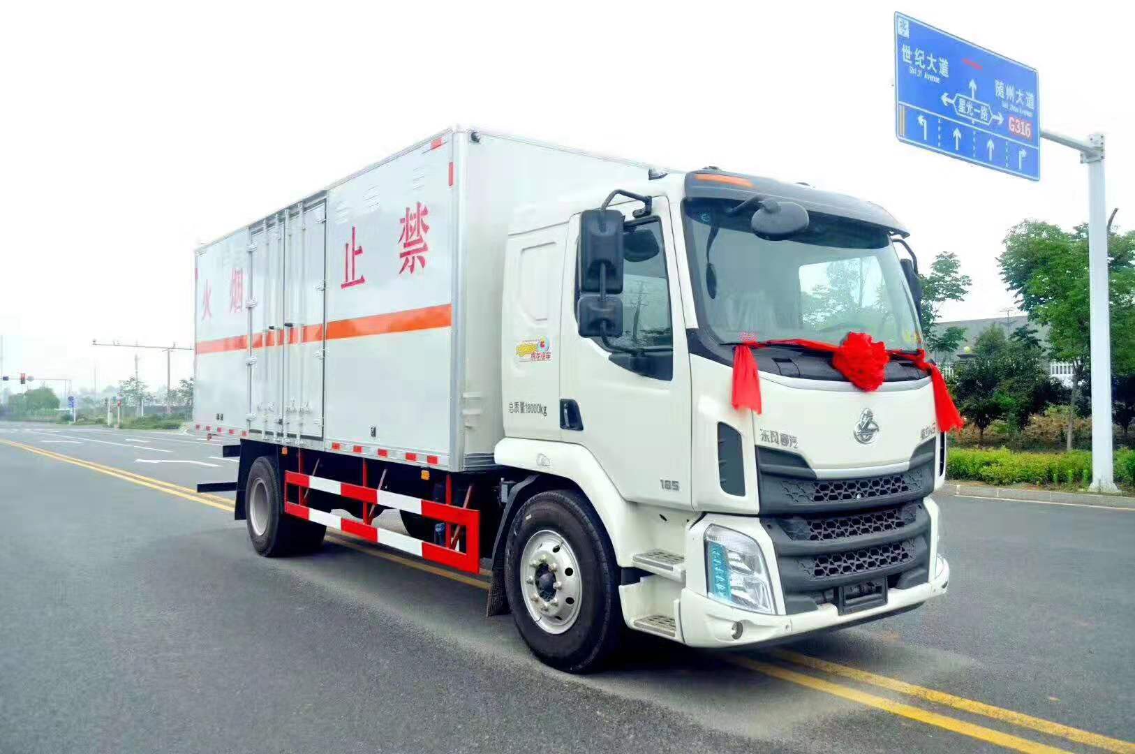 柳汽乘龍6.5米雜項危廢廂式運輸車(chē)
