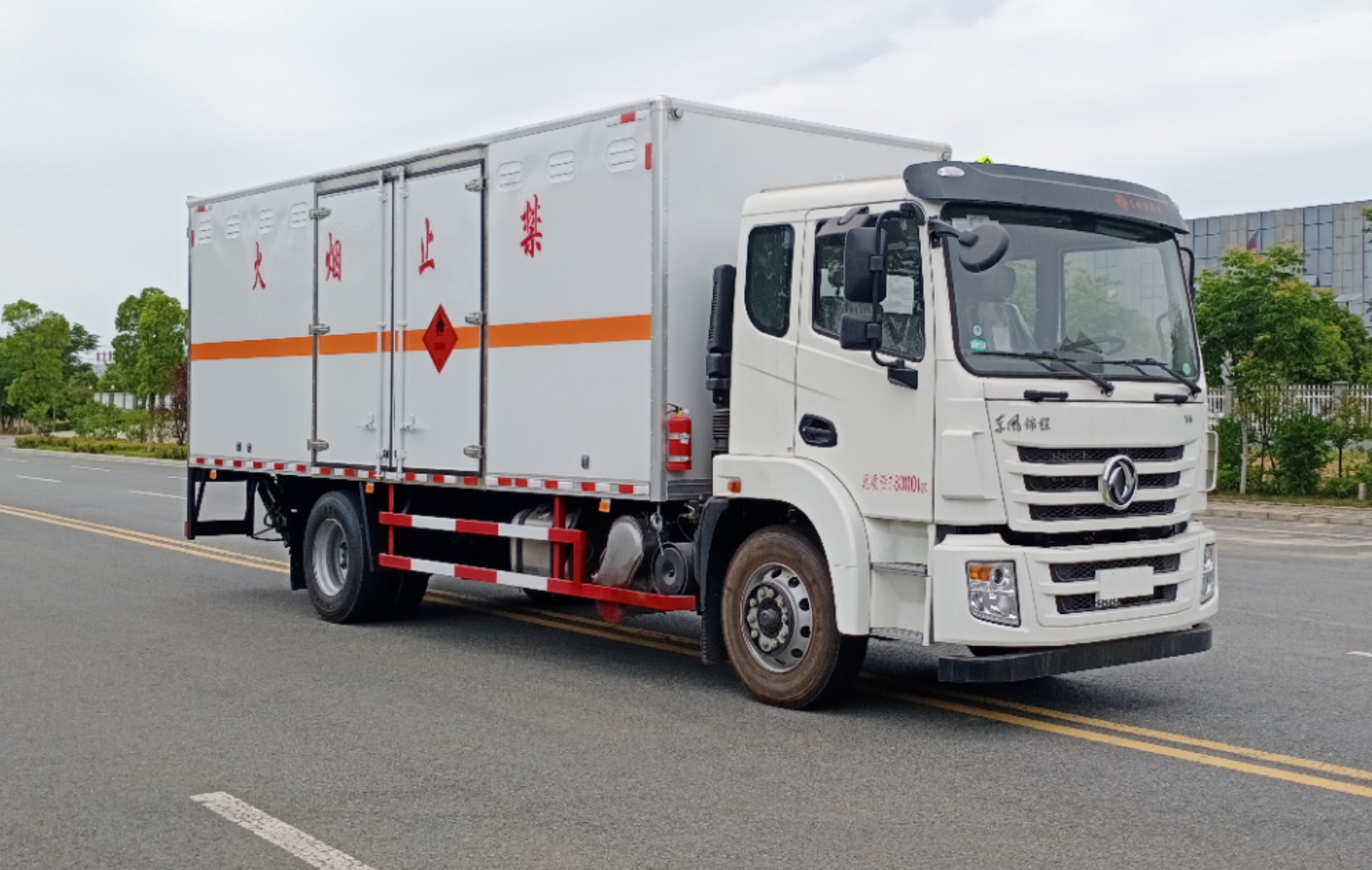 東風(fēng)錦程6.8米液體廂式運輸車(chē)