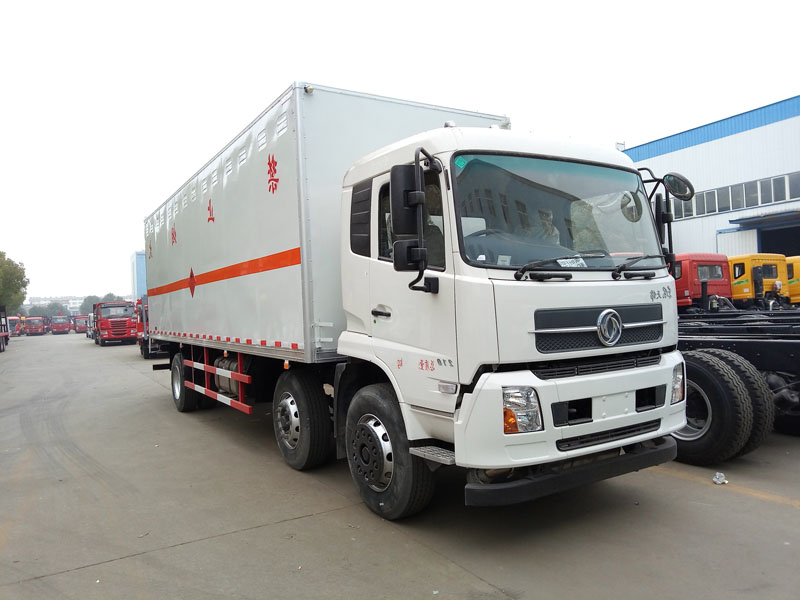 東風(fēng)天錦8.6米（14.8噸）液體廂式車(chē)