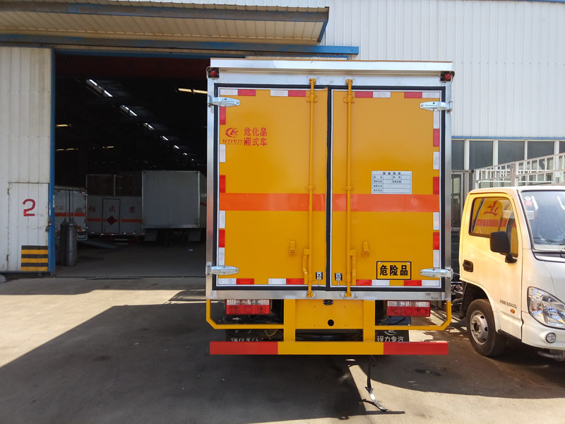 多利卡4.1米（3.4噸）腐蝕品廂式車(chē)