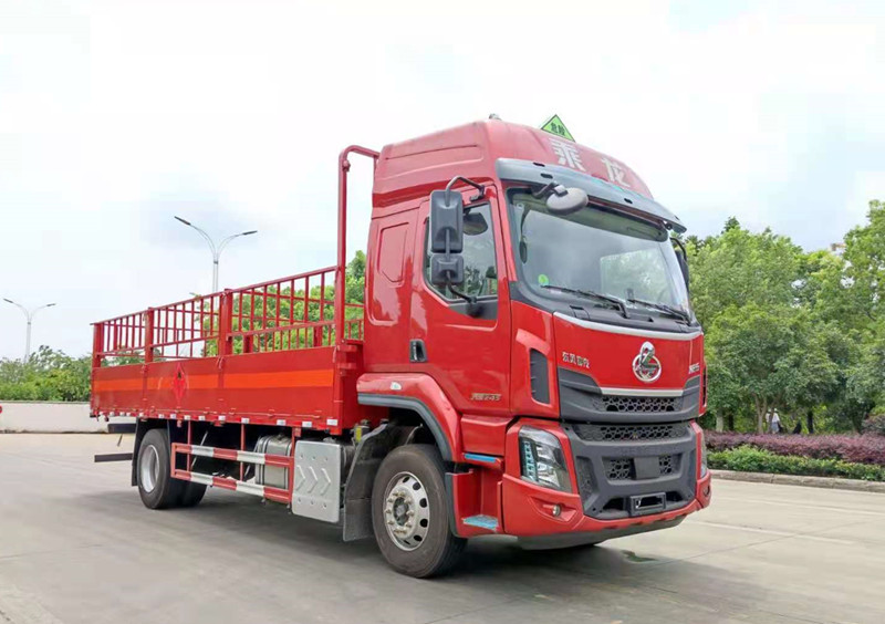 柳汽乘龍高頂雙臥6.8米貨廂氣瓶運輸車(chē)