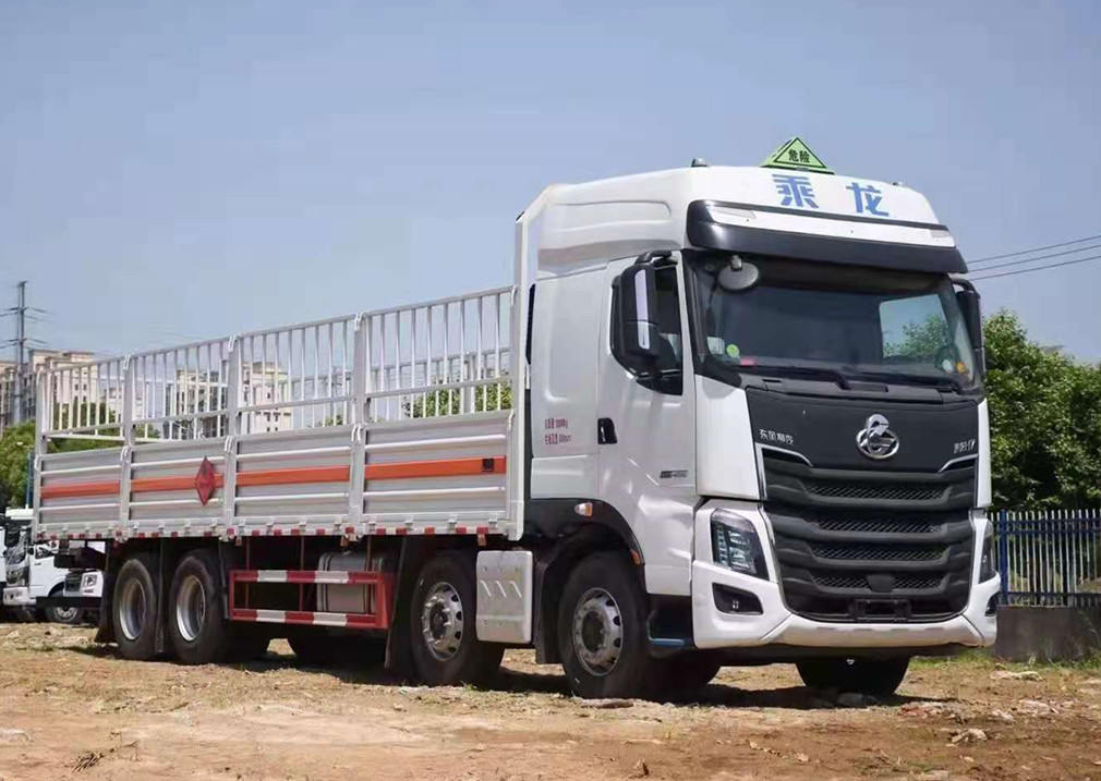 柳汽乘龍四軸9.6米貨廂氣瓶運輸車(chē)