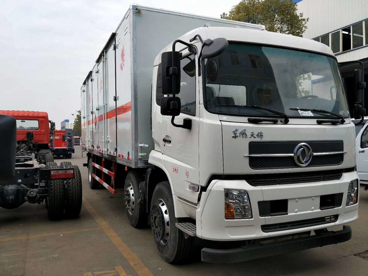 東風(fēng)天錦8.6米危廢運輸車(chē)