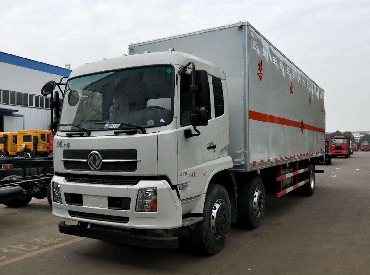 東風(fēng)天錦8.6米危廢運輸車(chē)