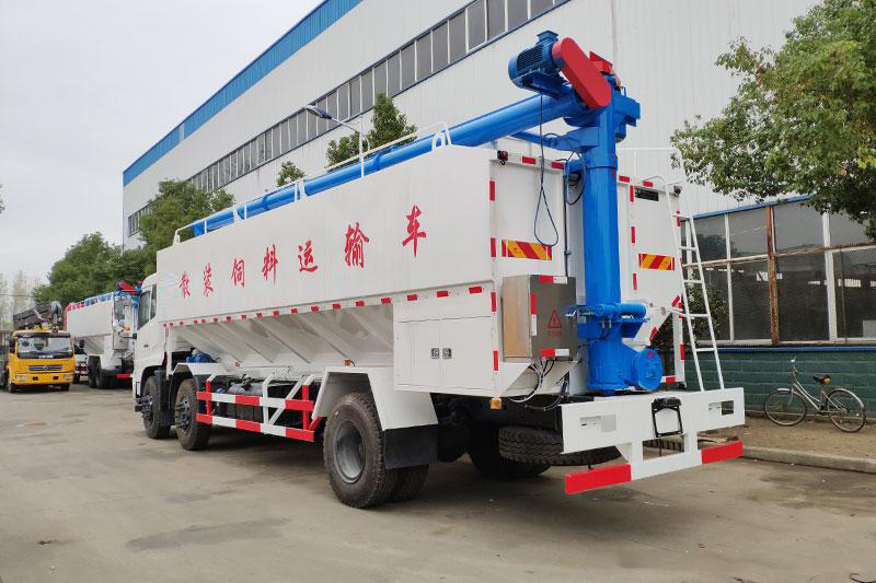 東風(fēng)天錦小三軸散裝飼料運輸車(chē)