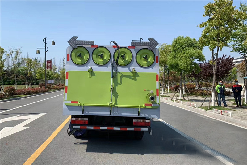 國六小多利卡5噸1水4塵吸塵車(chē)