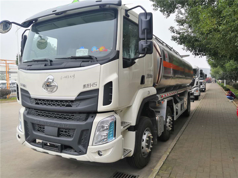 東風(fēng)柳汽乘龍小三軸24.4方鋁合金運油車(chē)