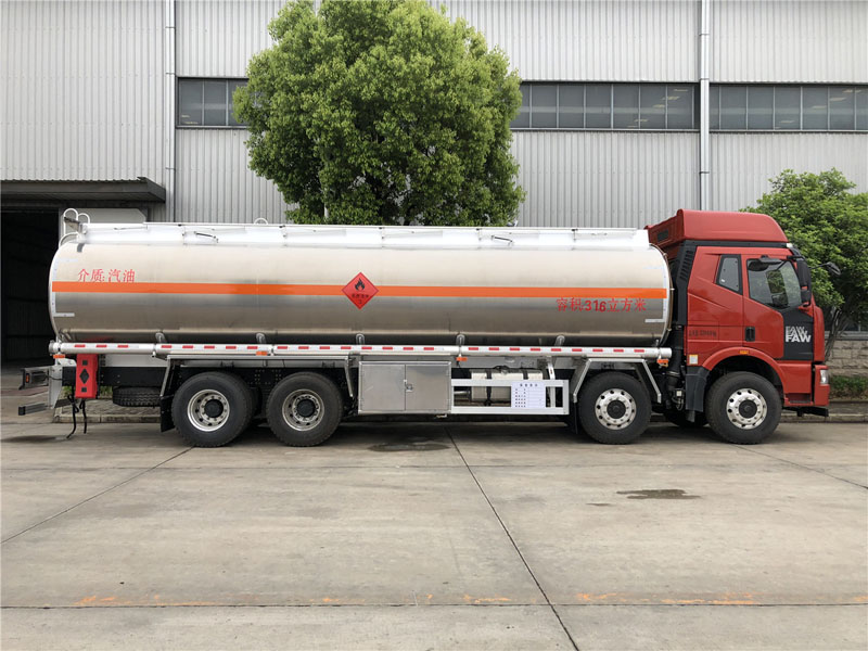 解放前四后八31.6方運油車(chē)