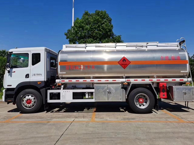 東風(fēng)多利卡14.5方D9運油車(chē)