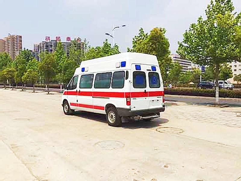 江鈴特順長(cháng)軸高頂柴油版救護車(chē)