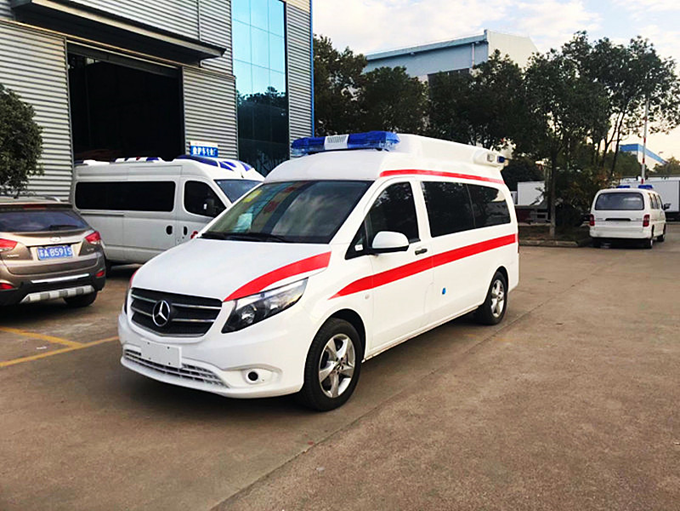國六奔馳監護型救護車(chē)