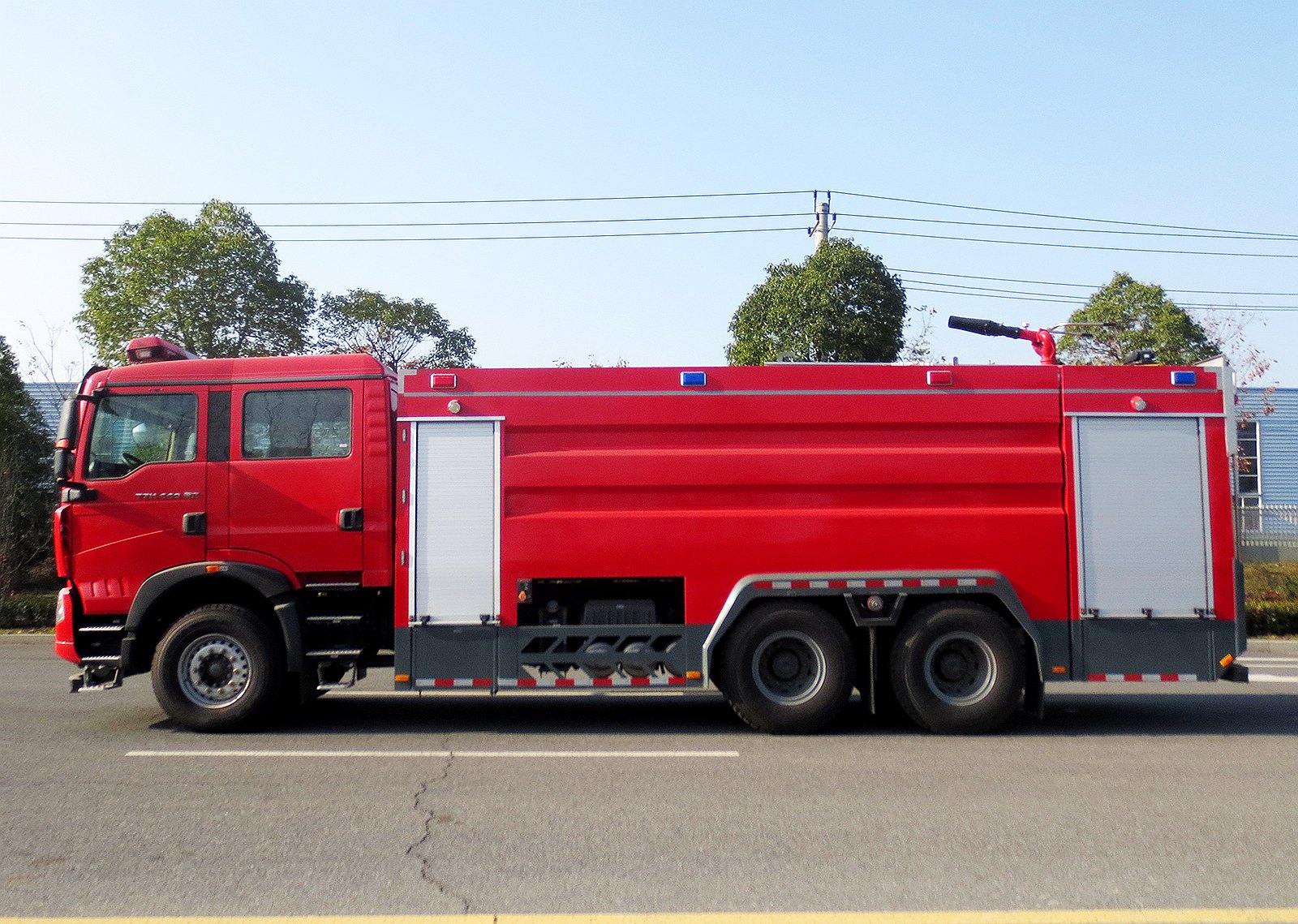 國六豪沃后雙橋16立方泡沫消防車(chē)