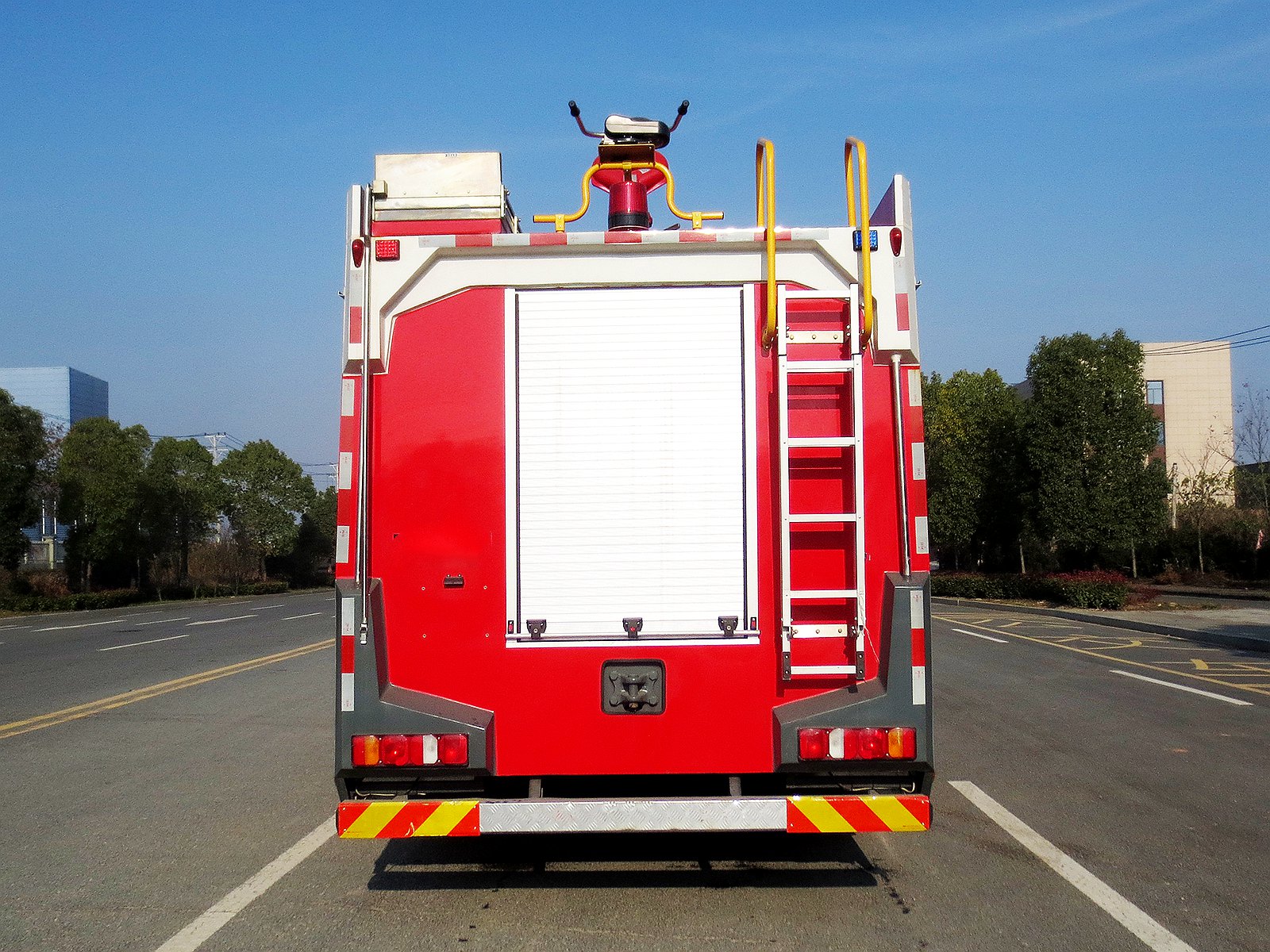 國六豪沃后雙橋16立方泡沫消防車(chē)