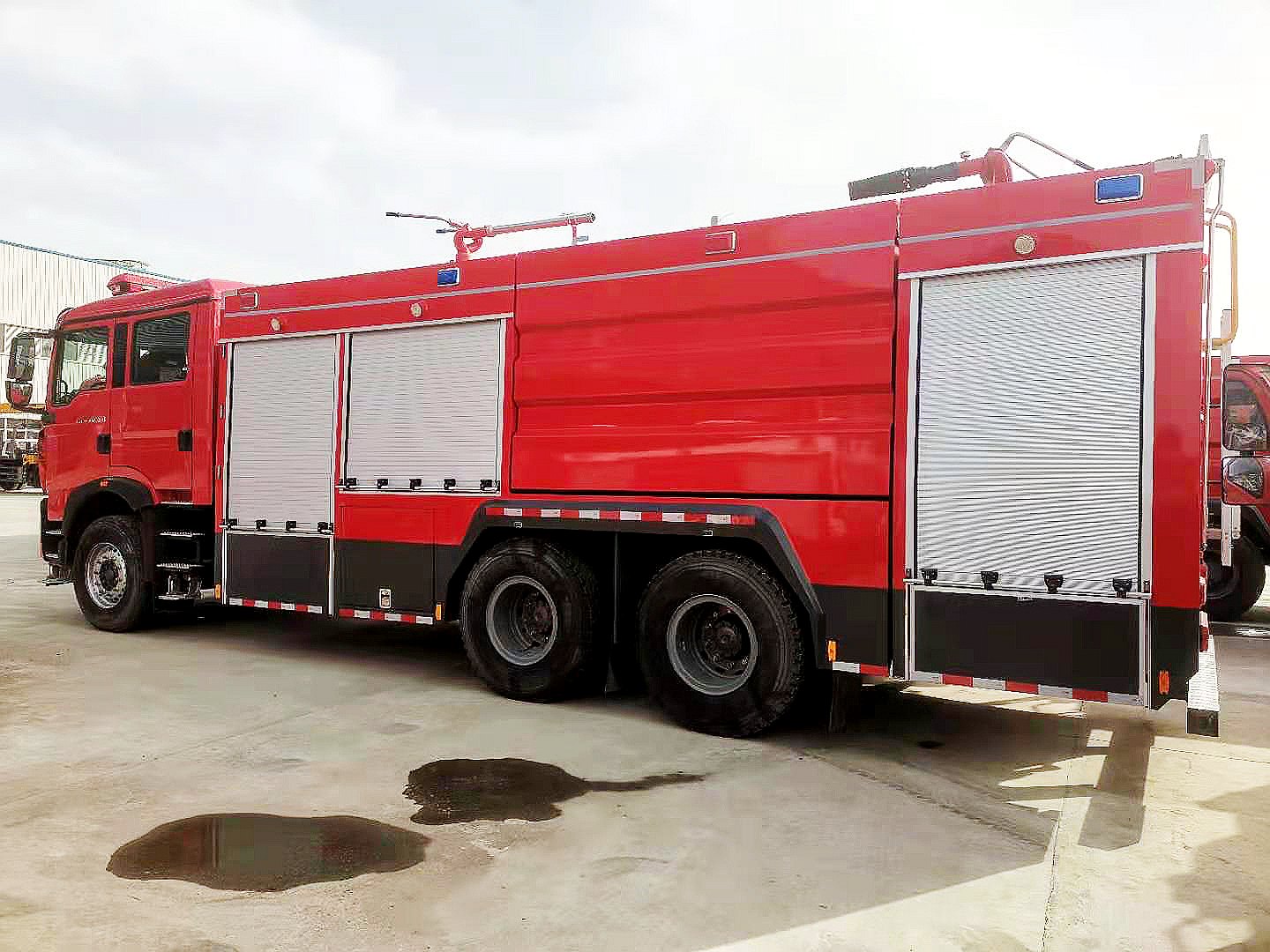 國六豪沃后雙橋干粉泡沫聯(lián)用消防車(chē)