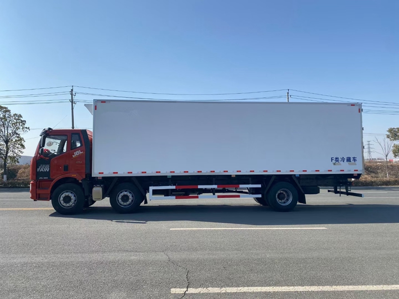 解放J6L小三軸9米6國六（天然氣）冷藏車(chē)