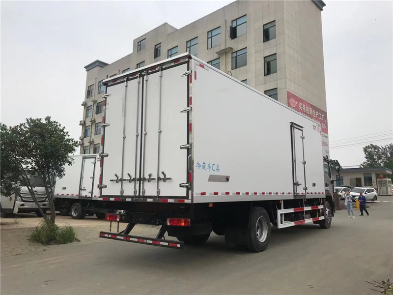 福田歐航國六高頂雙臥冷藏車(chē)