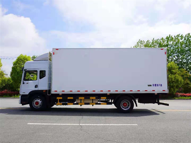 國六 東風(fēng)多利卡6.8米冷藏車(chē)