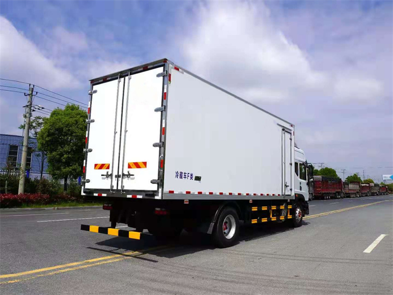 國六 東風(fēng)多利卡6.8米冷藏車(chē)