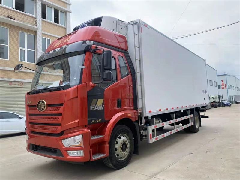 國六 精英版J6L解放6.8米高頂雙臥冷藏車(chē)
